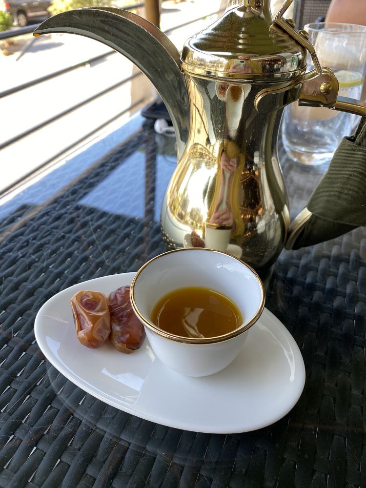 Emirati Coffee and Dates: The Tradition Behind the Welcome Cup