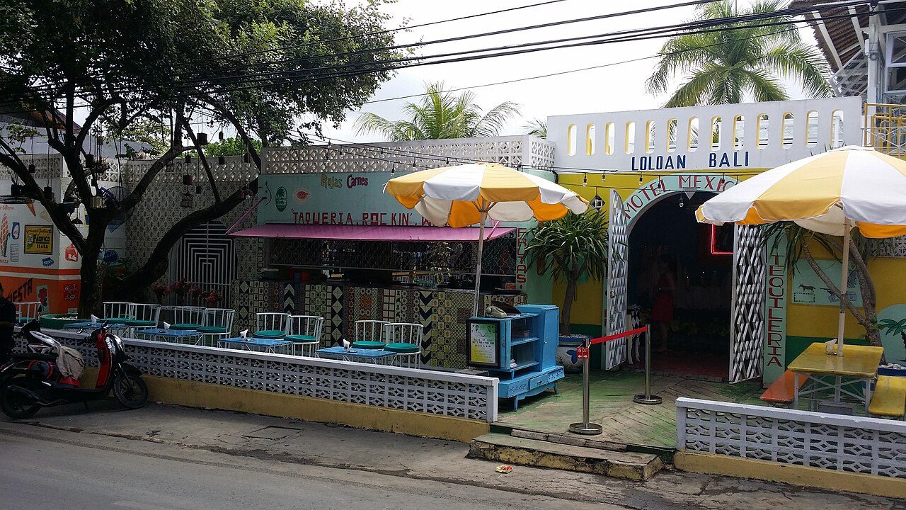 A cafe on a Seminyak street