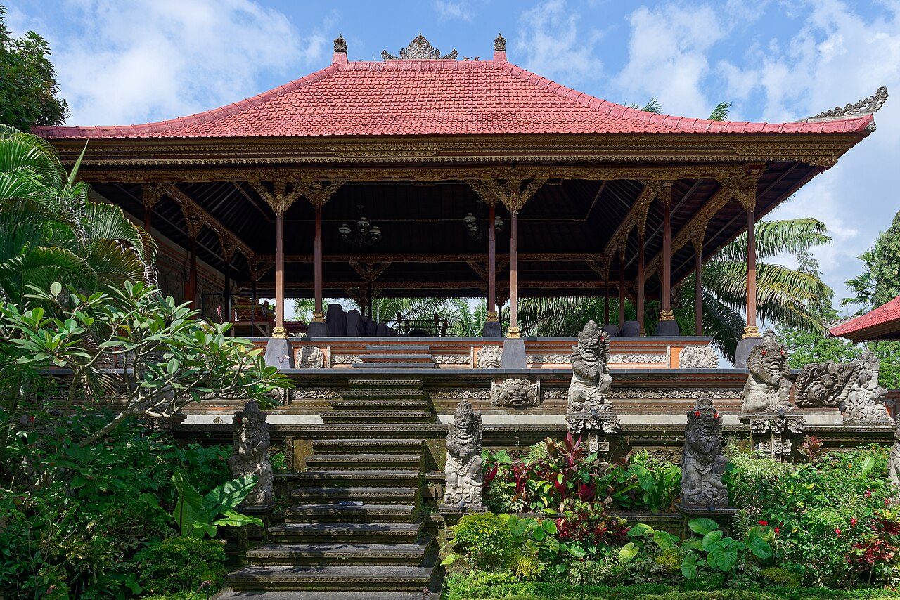 Ubud Centre: Palace, Market and Monkey Forest Road