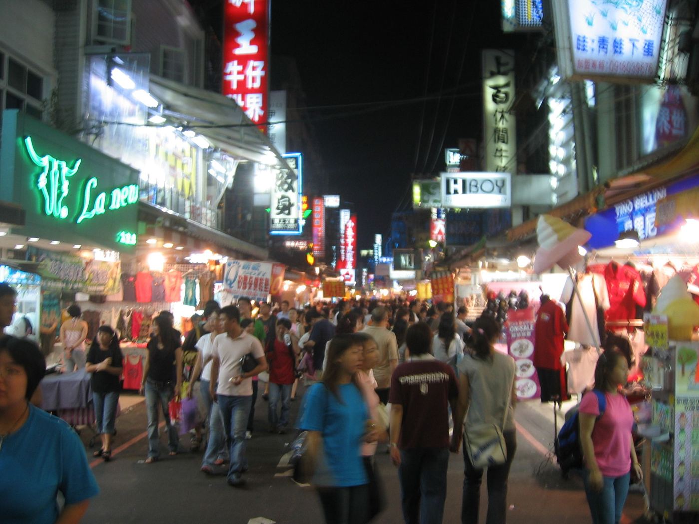Stalls and shoppers at Shilin Night Market in Taipei