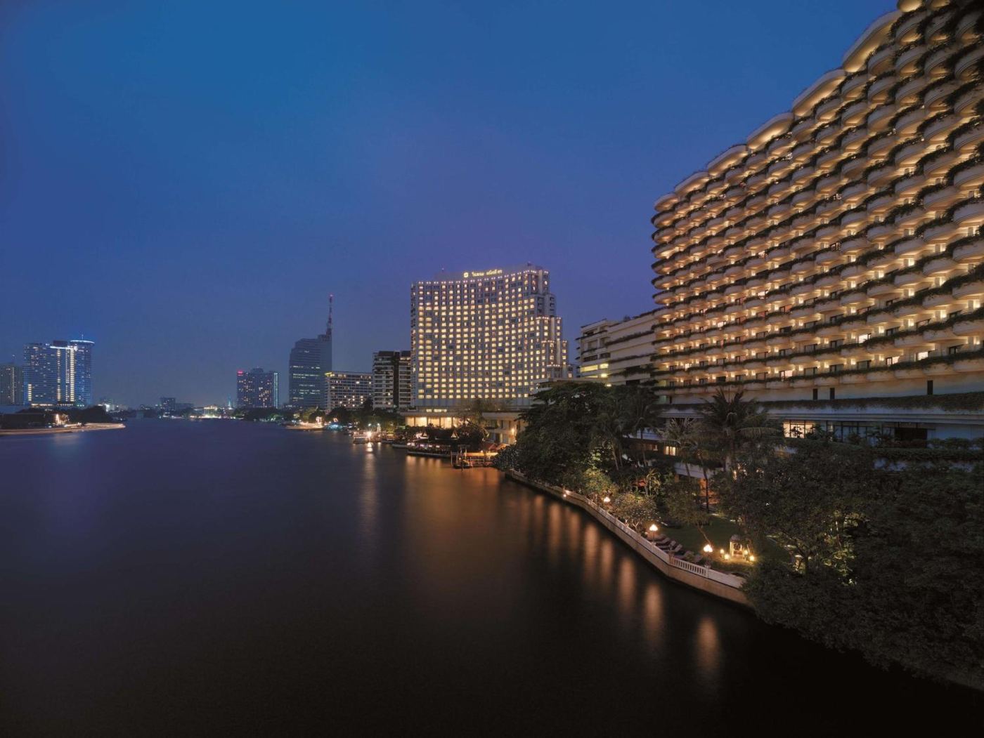 Shangri-La Bangkok riverside pool and towers